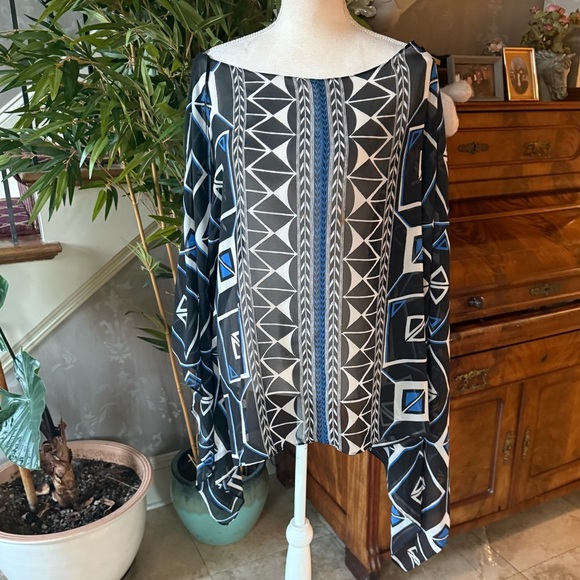 Vince Camuto, ladies XL chiffon batwing top NWOT geometrical design - Picture 3 of 15